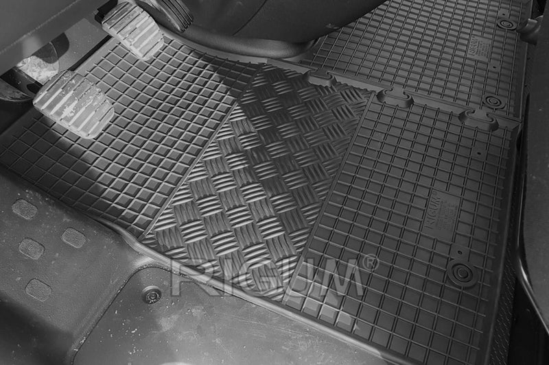 Гумени стелки Rigum за Nissan NV300 (2014+), 3 места, 3 части, черни