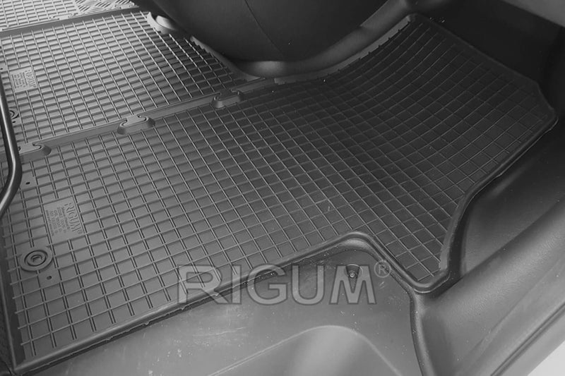 Гумени стелки Rigum за Nissan NV300 (2014+), 3 места, 3 части, черни