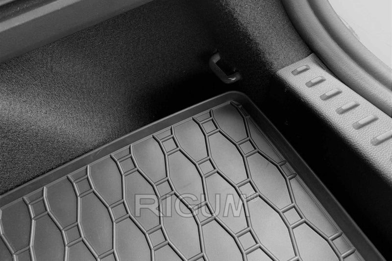 Гумена стелка Rigum за багажник за Ford Focus хечбек (2018+) с щампа на автомобила, черна