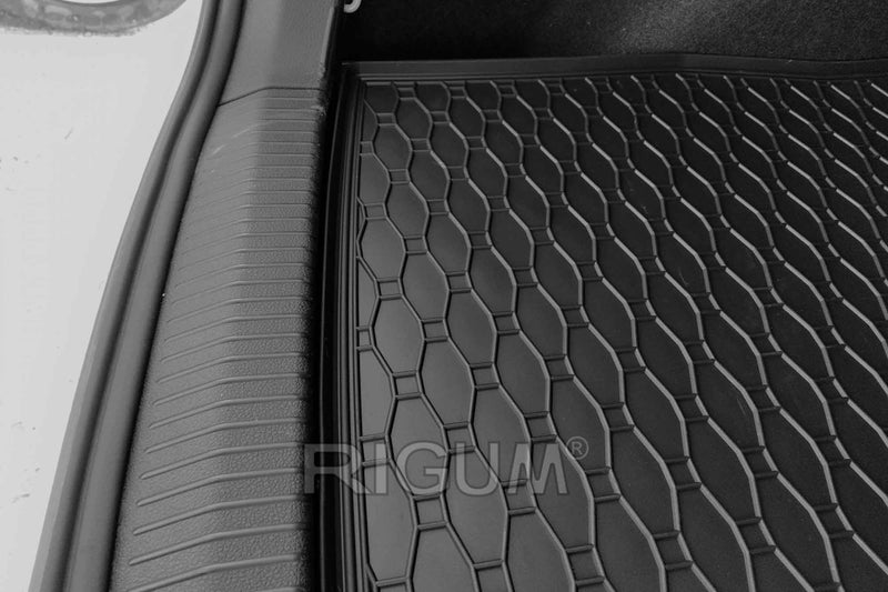 Гумена стелка за багажник RIGUM за Volkswagen Golf Sportsvan (2014–2020) – горно положение