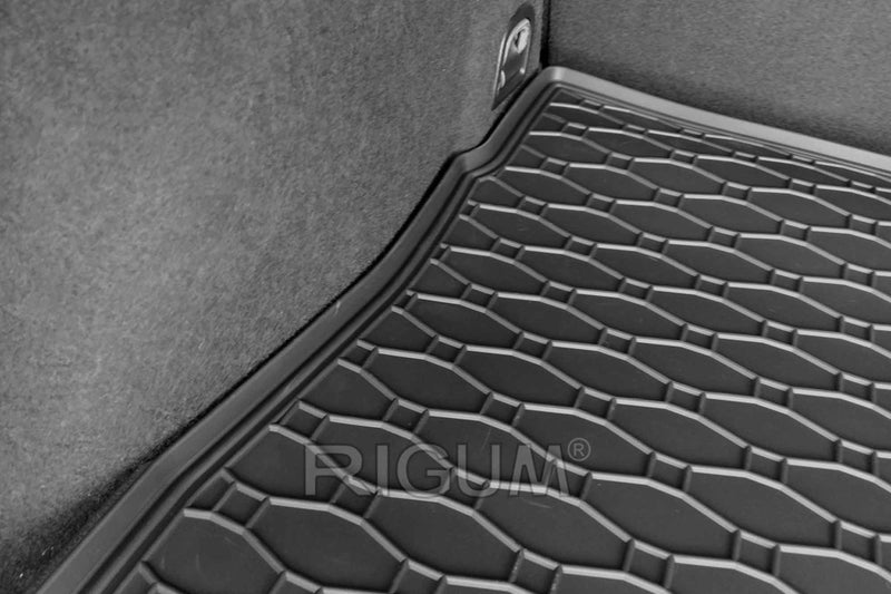 Гумена стелка за багажник RIGUM за Volkswagen Golf Sportsvan (2014–2020) – горно положение
